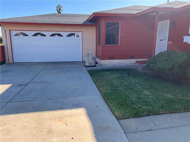 view of front facade with a garage and a front yard