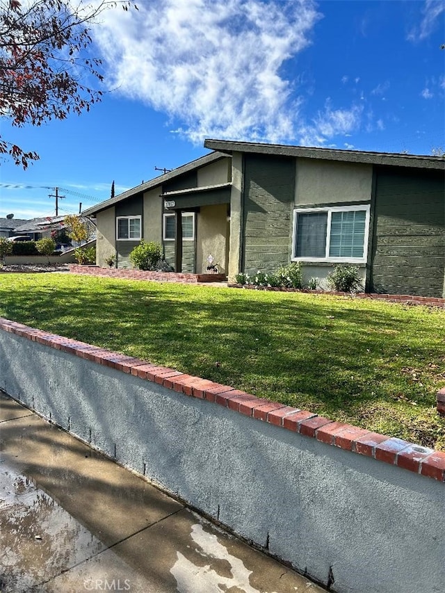 view of front facade featuring a front yard