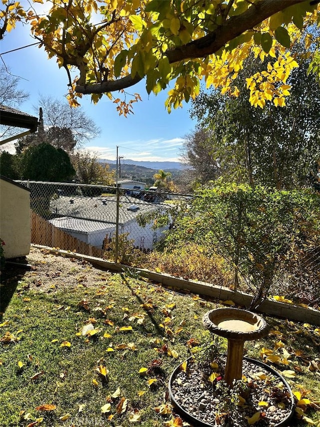 view of yard with a mountain view