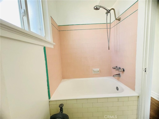 bathroom featuring tiled shower / bath