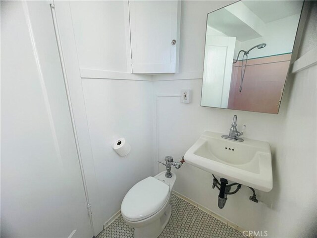 bathroom featuring sink and toilet