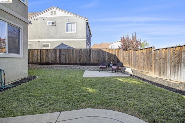 view of yard featuring a patio