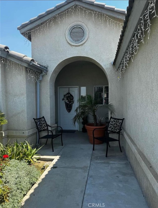 entrance to property featuring a patio