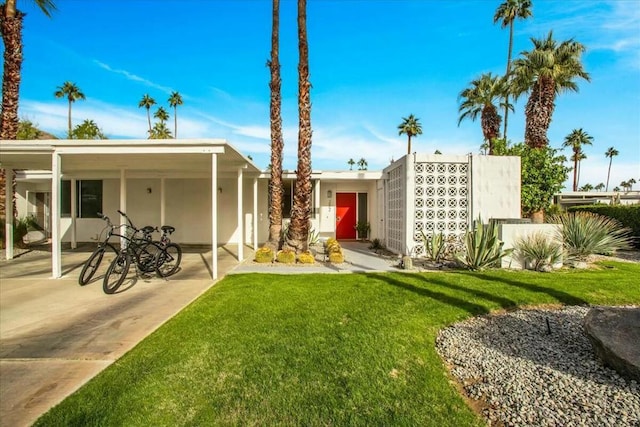 view of front of house featuring a front yard and a patio