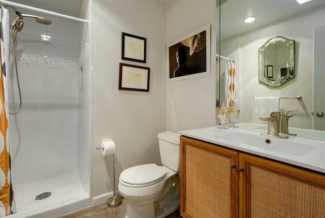 bathroom featuring a shower with shower curtain, vanity, and toilet