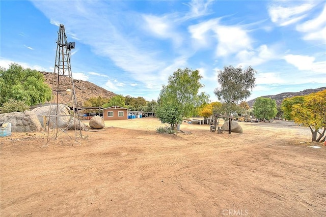 view of yard with a mountain view