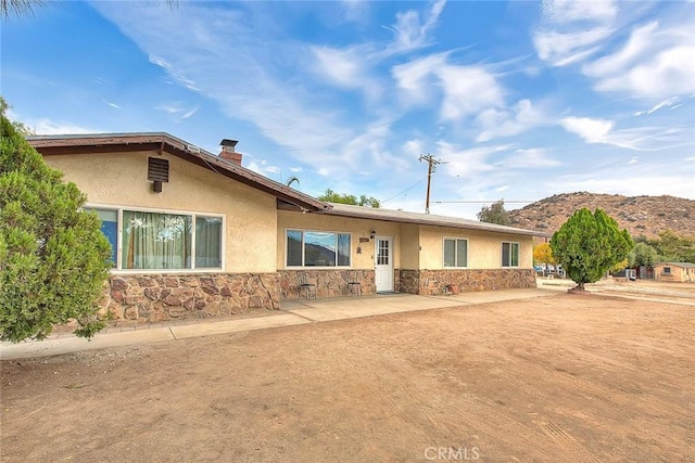 ranch-style home with a mountain view