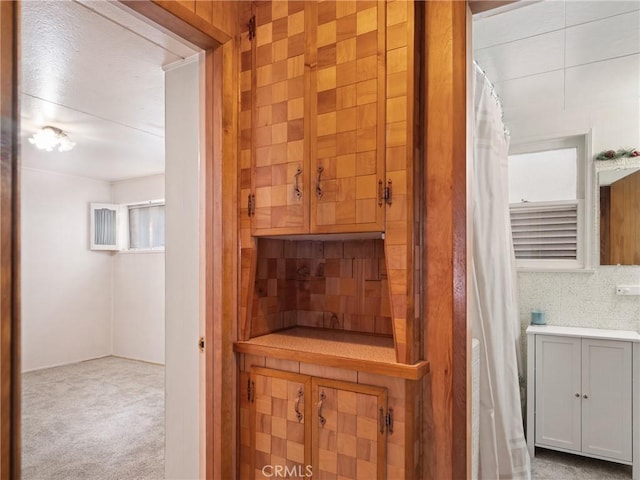 bathroom featuring tasteful backsplash