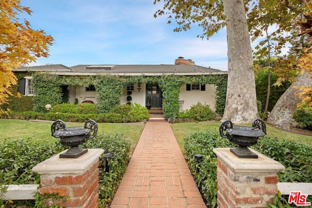 view of front of property with a front yard