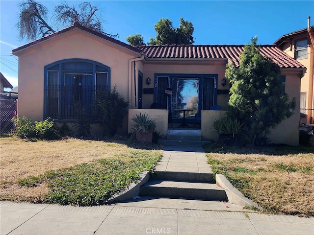 view of front of property with a front yard