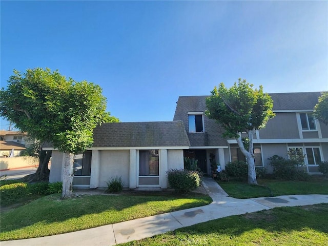 view of front of property featuring a front lawn