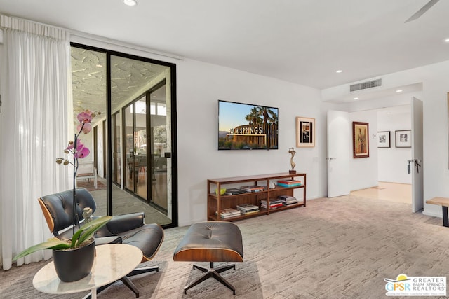 sitting room with ceiling fan