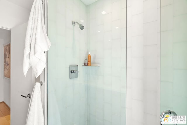 bathroom featuring tiled shower