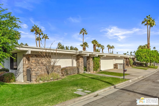 single story home featuring a front yard