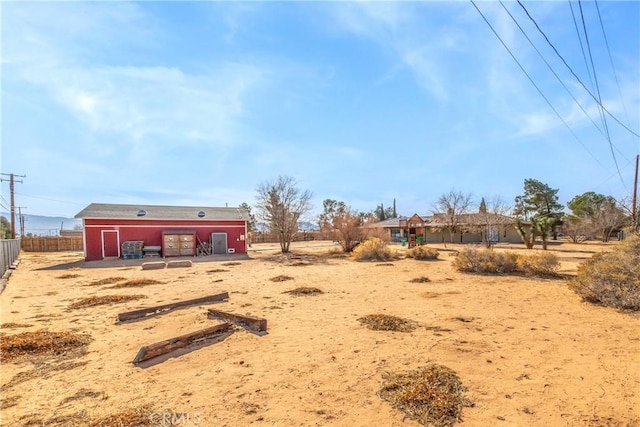 view of yard with an outbuilding