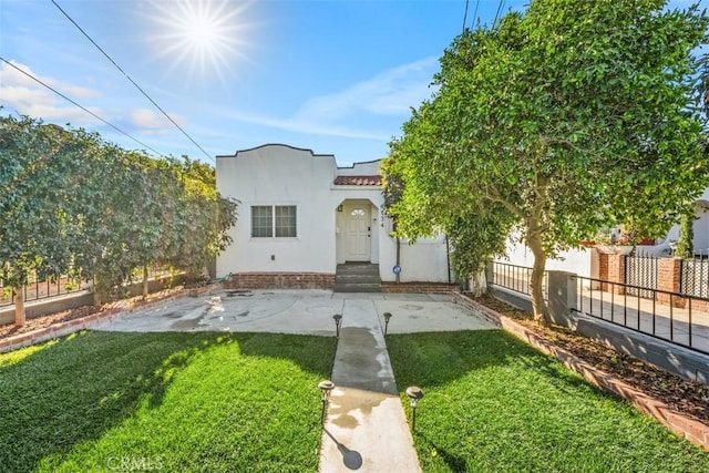 view of front of house featuring a front yard