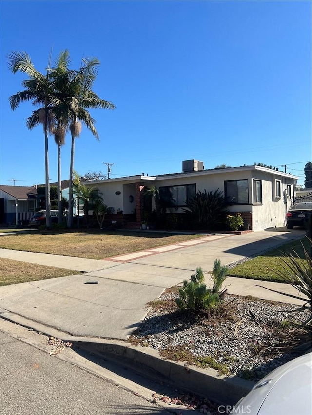 manufactured / mobile home with a front lawn