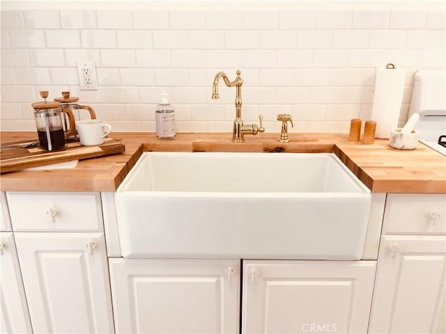 bathroom featuring backsplash and a sink