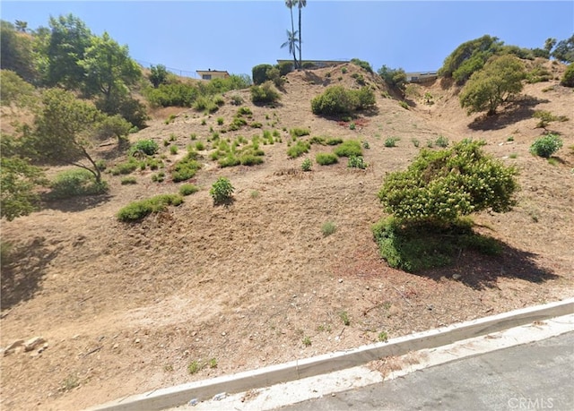 Listing photo 3 for 2879 Stonehill Dr, Altadena CA 91001