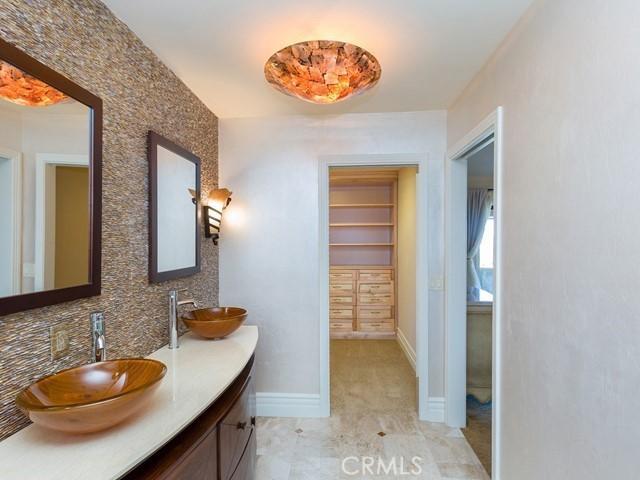 44665 La Cruz Dr, Temecula, CA 92590 - full bath with double vanity and decorative backsplash