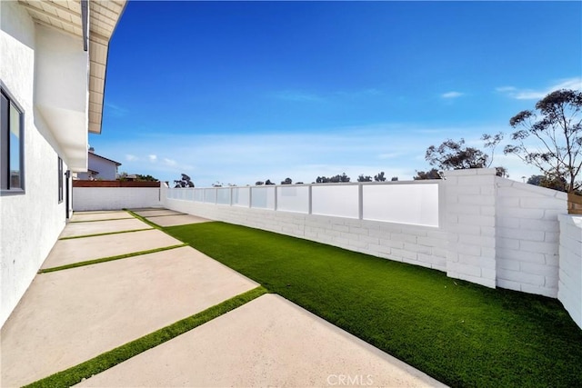 view of yard featuring a patio