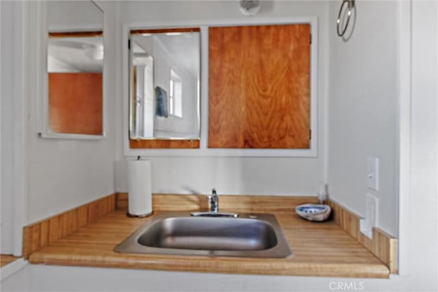 bathroom featuring sink