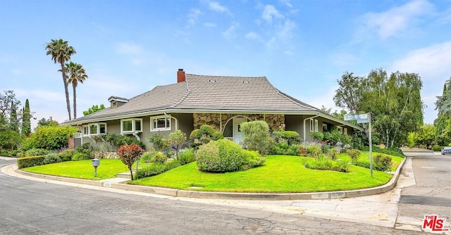 view of front of home featuring a front yard