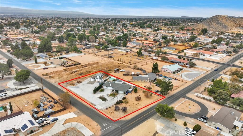 birds eye view of property featuring a mountain view