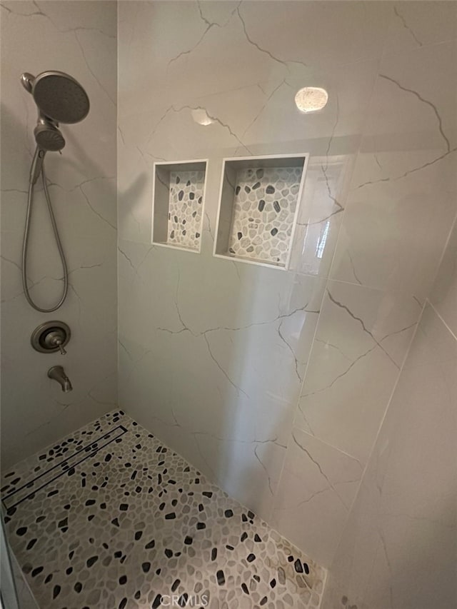 bathroom featuring a tile shower