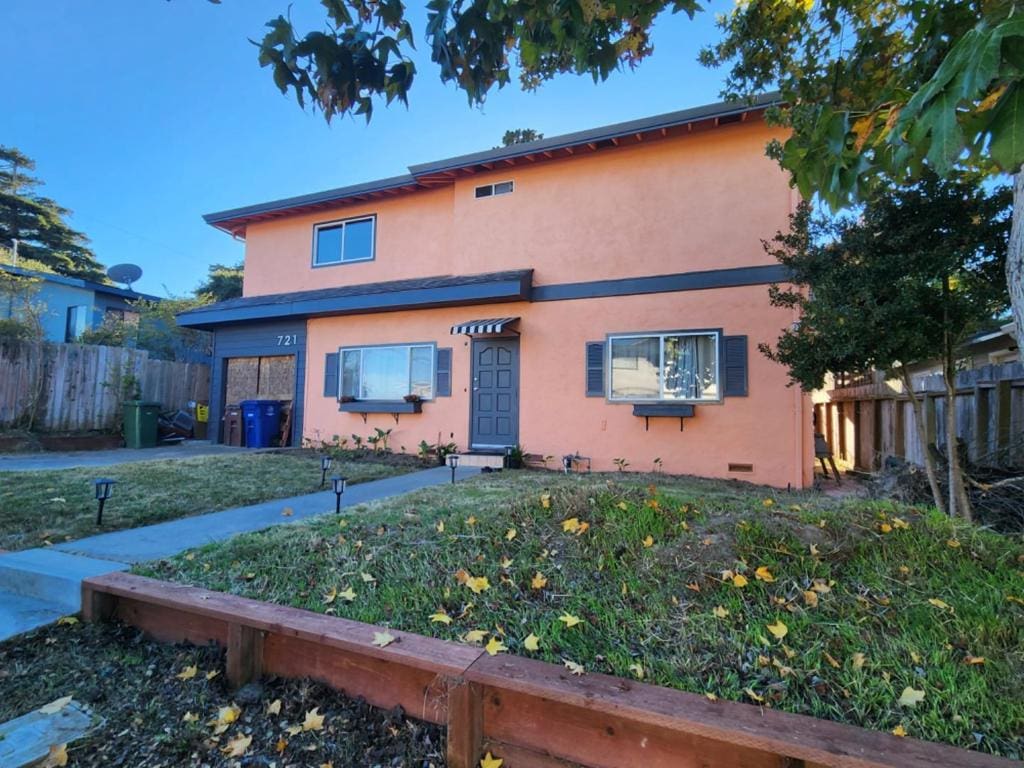 view of front of home featuring a front yard