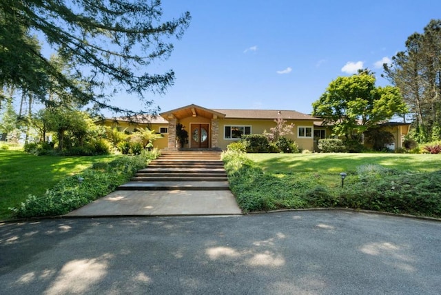 view of front of home featuring a front yard