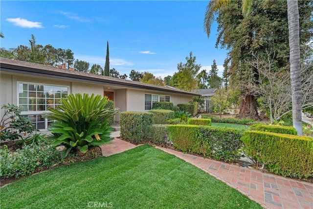 single story home with a front yard