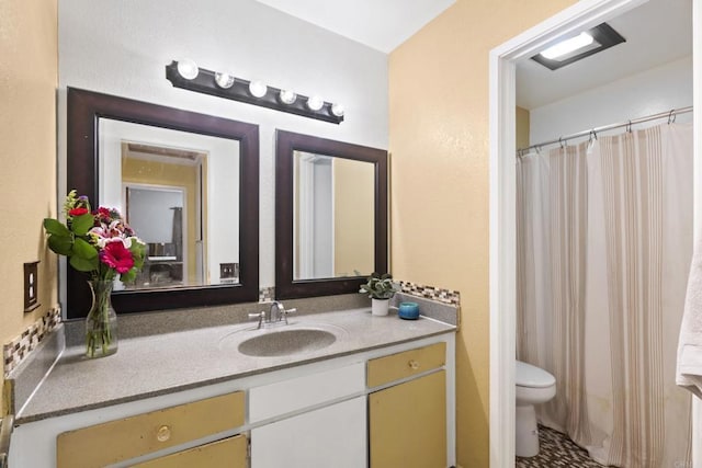 full bathroom featuring a shower with curtain, vanity, and toilet