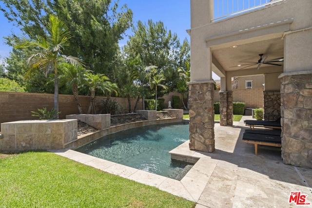 view of swimming pool with a patio area and ceiling fan