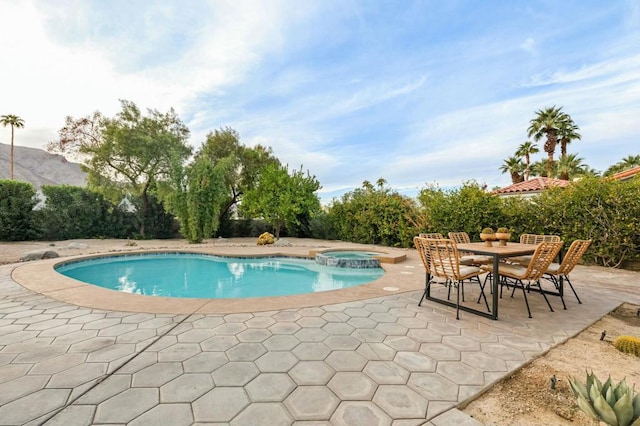 view of pool featuring an in ground hot tub, a mountain view, and a patio