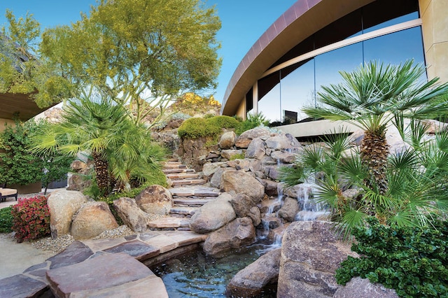 view of yard featuring a garden pond