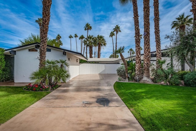 view of front of home featuring a front lawn