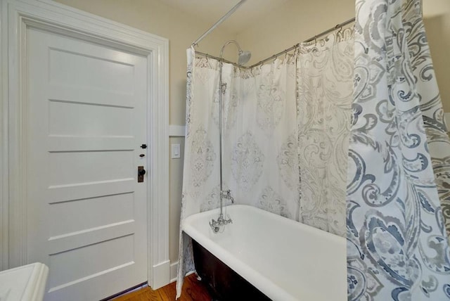 bathroom with shower / tub combo with curtain