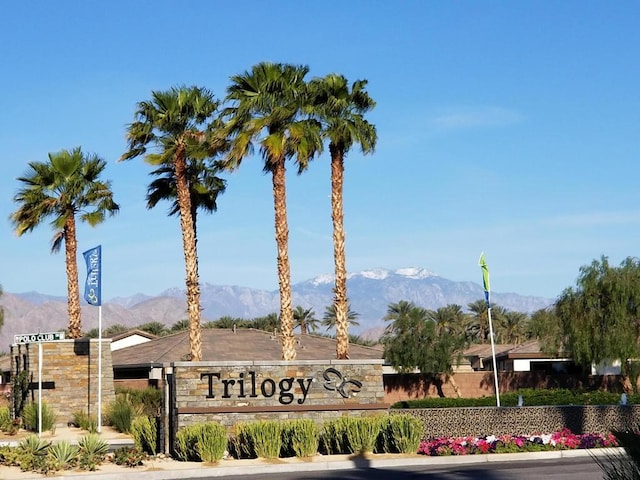 community / neighborhood sign featuring a mountain view