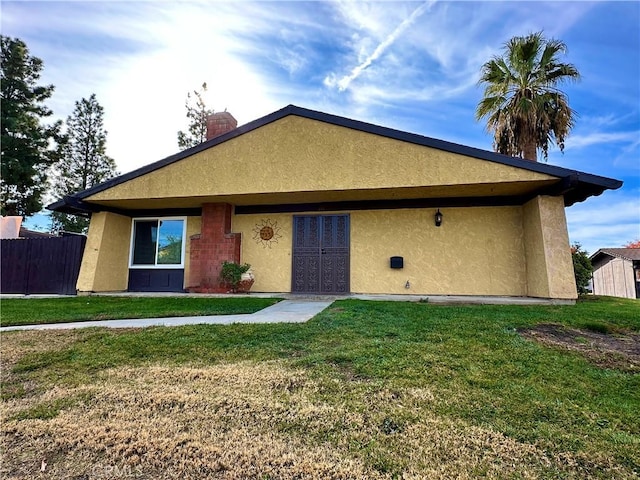 view of front of property with a front yard