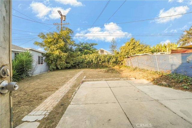 view of yard featuring a patio area