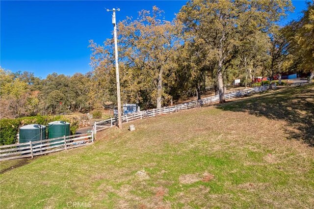 view of yard featuring a rural view