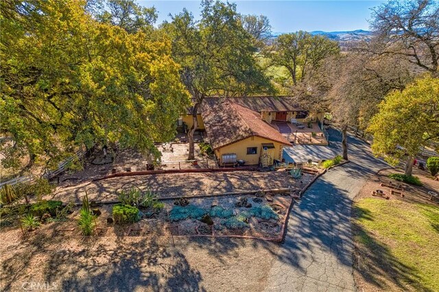 birds eye view of property featuring a mountain view