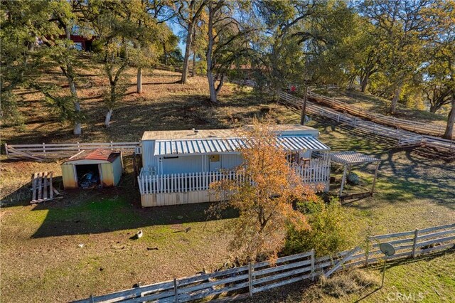 view of yard featuring a storage unit