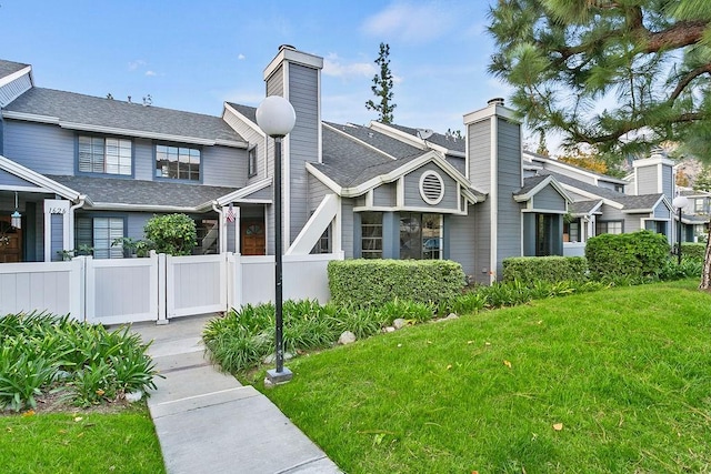 view of front facade featuring a front yard