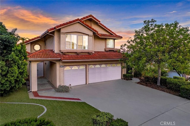 view of front of house featuring a lawn and a garage