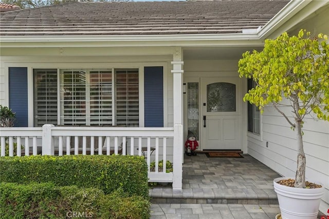 entrance to property featuring a porch