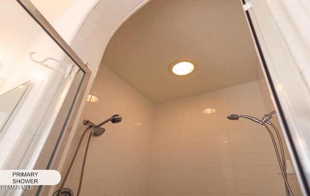 interior details with a tile shower