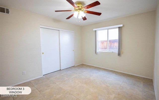 unfurnished bedroom featuring ceiling fan and a closet