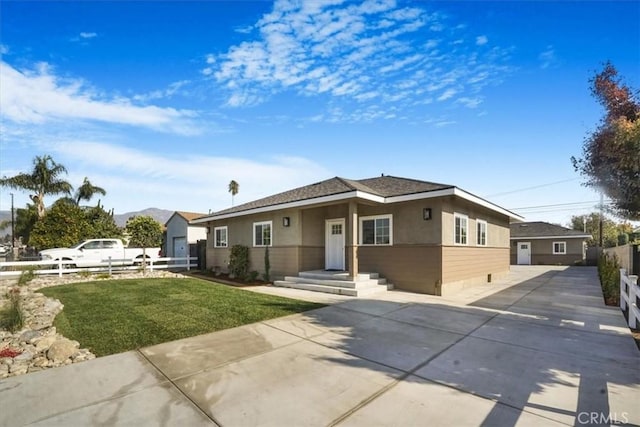 view of front of house featuring a front yard